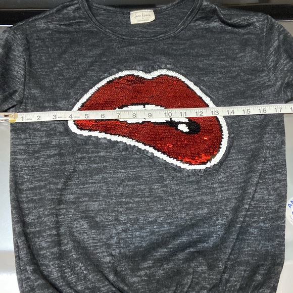 * Sale 2/$10! 💰 Cute top by Free Kisses, size S, gray w/ sequin appliqué. New! - Picture 5 of 7